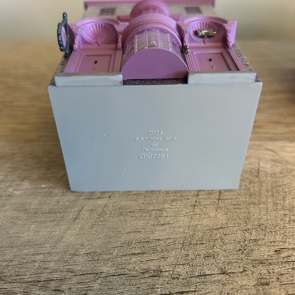 Hallmark  Madam Malkin's Robes For All Occasions -‎ Harry Potter Ornament 2024 - Picture 6 of 16